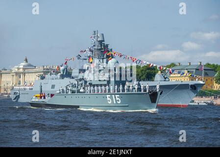 SANKT PETERSBURG, RUSSLAND - 25. JULI 2019: Kriegsschiffe "Admiral der Flotte Kasatonov" und "Pavel Henov" auf der Marineparade zu Ehren des Navy Day Stockfoto