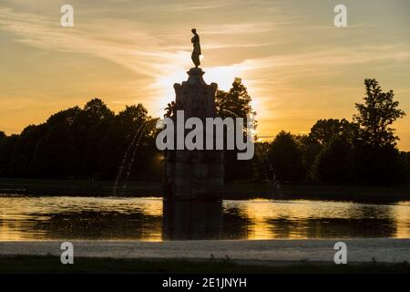 Der Arethusa 'Diana' Brunnen im Bushy Park, Hampton, UK, bei Sonnenuntergang mit einem warmen Himmel. (119) Stockfoto