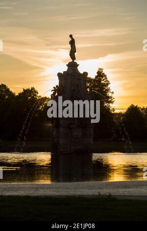 Der Arethusa 'Diana' Brunnen im Bushy Park, Hampton, UK, bei Sonnenuntergang mit einem warmen Himmel. (119) Stockfoto