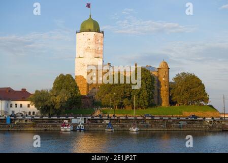 VYBORG, RUSSLAND - 03. OKTOBER 2020: Schloss Vyborg an einem sonnigen Oktoberabend. Leningrad Stockfoto