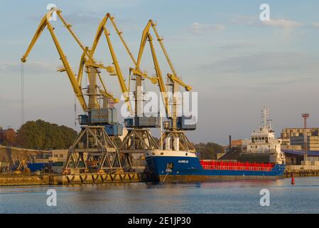 WYBORG, RUSSLAND - 03. OKTOBER 2020: Das Frachtschiff 'Aurelia' der finnischen Reederei 'Meriaura' im Frachthafen von Wyborg am Abend des Oktober Stockfoto