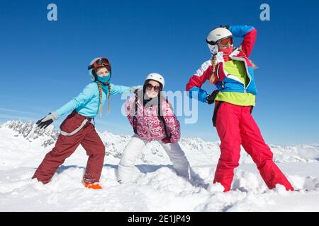 Aktivitäten im Schnee von drei jungen Mädchen im Winter Urlaub in den französischen Alpen im Schnee mit bunt Jacke und Skihelm Stockfoto