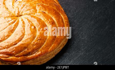 Galette des rois auf schwarzem Schiefer Stockfoto