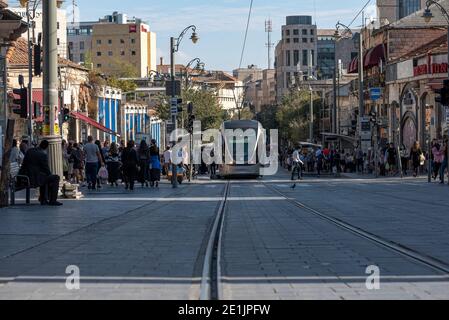 JERUSALEM, ISRAEL, 13.11.2020. Straßenbahn in der Innenstadt, neue Technologie Transport mit Fußgängern auf der Straße. Stockfoto