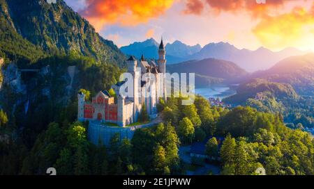 Schöne Aussicht auf die weltberühmten Schloss Neuschwanstein, dem neunzehnten Jahrhundert Neoromanischen Palast für König Ludwig II. erbaut auf einem zerklüfteten Felsen in der Nähe Stockfoto