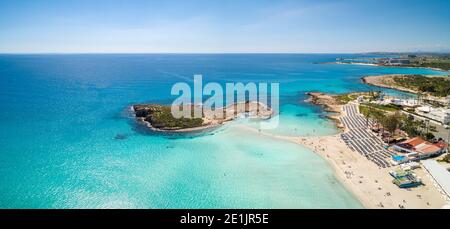 Luftpanorama Küstenansicht des beliebten Nissi Beach, Ayia Napa, Zypern Stockfoto