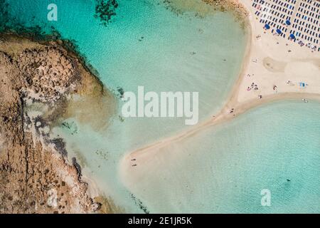 Top-down Luftaufnahme der Sandbar Nissi Beach - ein beliebter Touristenort in Ayia Napa, Zypern Stockfoto