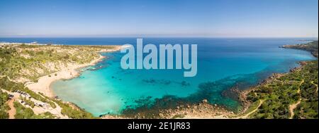 Luftpanorama von Konnos Beach und der umliegenden Küste - ein beliebter Touristenort in Ayia Napa, Zypern Stockfoto