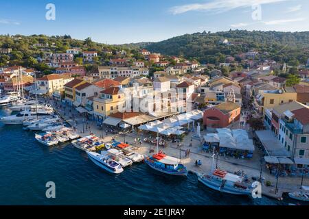 Luftaufnahme des Hauptplatzes in Gaios - der Hauptstadt auf der Insel Paxos, Ionische Inseln, Griechenland Stockfoto