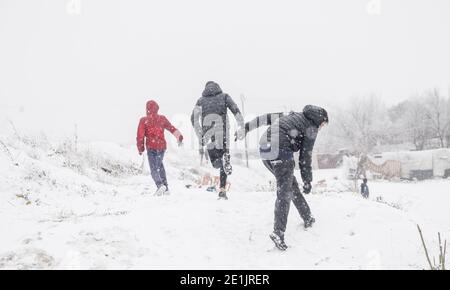 Madrid, Spanien. Januar 2021. Schnee am 7. Januar in Sektor 6 von Cañada Real, wo sie ohne Strom in ihren Häusern seit mehr als 4 Monaten. La Cañada Real ist eine Kleinstadt am Stadtrand von Madrid, in Sektoren V und VI, die am meisten bestraft werden, für mehr als 4 Monate ohne Strom, mit sehr komplizierten Wettersituationen wie dem Sturm Filomena konfrontiert. Quelle: Indira/DAX/ZUMA Wire/Alamy Live News Stockfoto