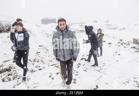 Madrid, Spanien. Januar 2021. Schnee am 7. Januar in Sektor 6 von Cañada Real, wo sie ohne Strom in ihren Häusern seit mehr als 4 Monaten. La Cañada Real ist eine Kleinstadt am Stadtrand von Madrid, in Sektoren V und VI, die am meisten bestraft werden, für mehr als 4 Monate ohne Strom, mit sehr komplizierten Wettersituationen wie dem Sturm Filomena konfrontiert. Quelle: Indira/DAX/ZUMA Wire/Alamy Live News Stockfoto