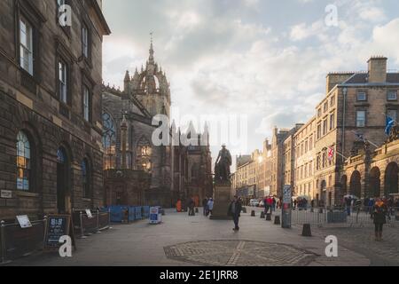 Edinburgh, Schottland - Februar 28 2016: Ein Blick in Richtung St Giles Cathedral entlang der historischen Royal Mile, dem touristischen Zentrum von Edinburgh. Stockfoto