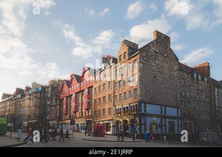 Edinburgh, Schottland - Februar 28 2016: Ein Blick auf die historische Deacon Brodies Tavern entlang der Royal Mile, dem touristischen Zentrum von Edinburgh. Stockfoto