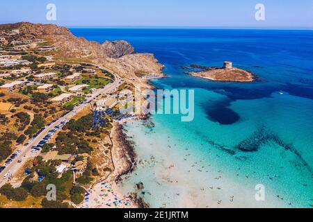 Atemberaubende Luftaufnahme von Pelosa Beach (Spiaggia della Pelosa). Stintino, Sardinien, Italien. Strand La Pelosa, Sardinien, Italien. La Pelosa Strand, wahrscheinlich nicht Stockfoto