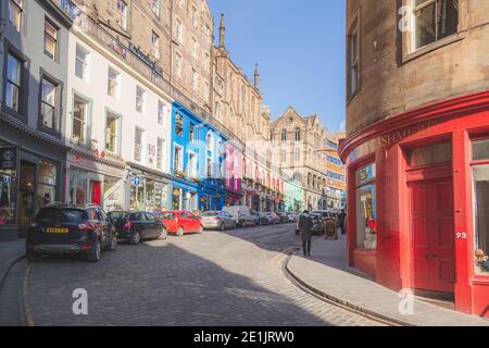 Edinburgh, Schottland - Februar 28 2016: Die charmante und farbenfrohe Victoria Street, gesäumt von Geschäften, befindet sich in der historischen Altstadt von Edinburgh. Stockfoto