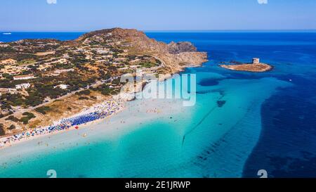 Atemberaubende Luftaufnahme des Strandes von Pelosa (Spiaggia della Pelosa) mit Torre della Pelosa und Capo Falcone. Stintino, Sardinien, Italien. La Pelosa Strand, pro Stockfoto