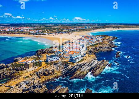 Luftaufnahme der Insel Baleal naer Peniche am Ufer des Ozeans an der Westküste Portugals. Baleal Portugal mit unglaublichem Strand und Surfern. Aeri Stockfoto