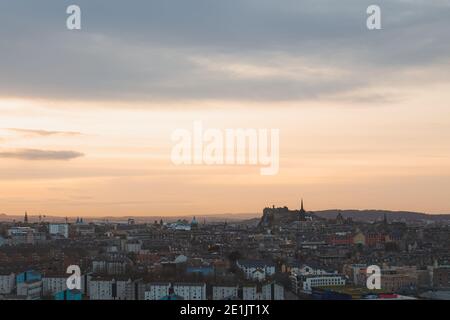 Blick auf die Skyline der Altstadt von Edinburgh bei Sonnenuntergang von den Salisbury Crags. Stockfoto