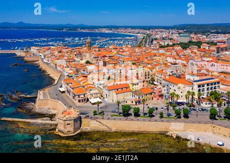 Luftaufnahme über die Altstadt von Alghero, Stadtbild Alghero Blick auf einen schönen Tag mit Hafen und offenem Meer in Sicht. Alghero, Italien. Panorama-Luftaufnahme o Stockfoto