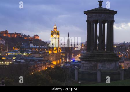 Klassische Abendansicht von Calton Hill in der Princes Street, Edinburgh Castle und dem Balmoral Clock Tower in Edinburgh, Schottland. Stockfoto