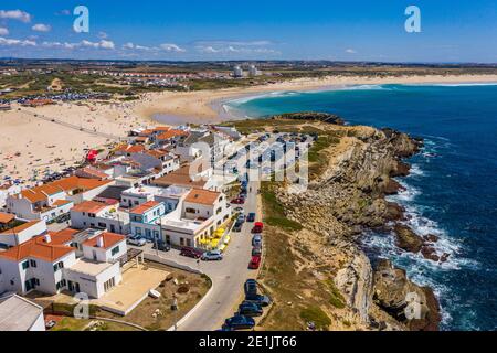 Luftaufnahme der Insel Baleal naer Peniche am Ufer des Ozeans an der Westküste Portugals. Baleal Portugal mit unglaublichem Strand und Surfern. Aeri Stockfoto