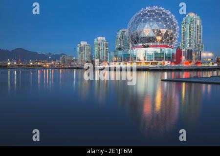 Vancouver, Kanada - Januar 10 2016: Abendansicht der Science World in Telus World of Science, eine beliebte Attraktion für Touristen und Familien in Vanco Stockfoto