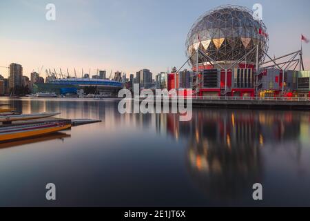 Vancouver, Kanada - Januar 10 2016: Abendansicht der Science World in Telus World of Science, eine beliebte Attraktion für Touristen und Familien in Vanco Stockfoto