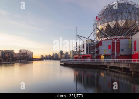 Vancouver, Kanada - Januar 10 2016: Abendansicht der Science World in Telus World of Science, eine beliebte Attraktion für Touristen und Familien in Vanco Stockfoto