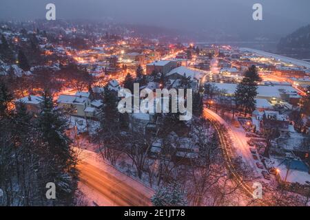 Ein abendlicher Winterblick über Nelson, B.C. vom Gyro Park. Stockfoto