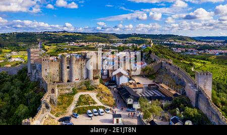 Luftaufnahme der historischen ummauerten Stadt Obidos bei Sonnenuntergang, in der Nähe von Lissabon, Portugal. Luftaufnahme der mittelalterlichen Stadt Obidos, Portugal. Luftaufnahme von medi Stockfoto