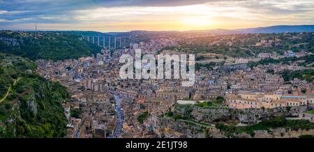 Luftaufnahme von Modica, Sizilien, Italien. Modica (Provinz Ragusa), Blick auf die Barockstadt. Sizilien, Italien. Antike Stadt Modica von oben, Sizilien, Italien Stockfoto