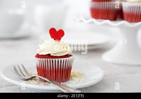 Rote Samt-Cupcakes mit einem roten Herzen für Valentinstag Stockfoto