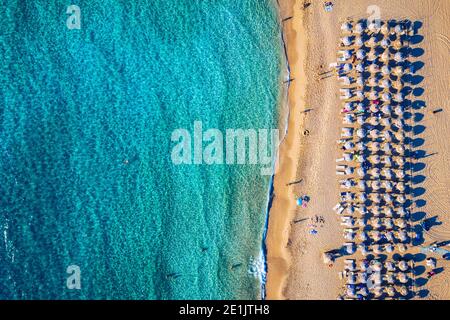 Luftaufnahme der schönen Türkis Strand Falasarna (Falassarna) auf Kreta, Griechenland. Blick auf die berühmten Paradise Sandy tief Türkis der Strand von Falasarna (Fal Stockfoto