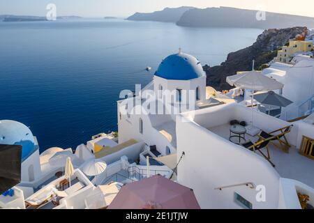 Santorini, Griechenland - 17. September 2020: Die ikonische blaue Kuppelkirche des Dorfes Oia auf Santorini. Kykladen, Griechenland Stockfoto