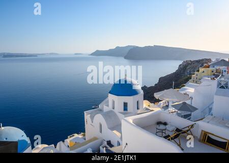 Santorini, Griechenland - 17. September 2020:Caldera Blick vom Dorf Oia auf Santorini. Kykladen, Griechenland Stockfoto