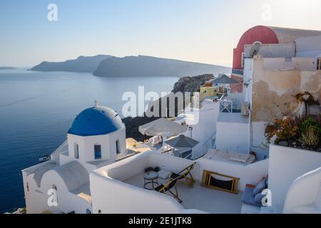 Santorini, Griechenland - 17. September 2020: Architektur des Dorfes Oia auf Santorini. Kykladen, Griechenland Stockfoto