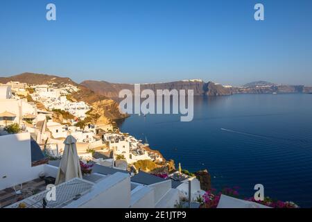 Santorini, Griechenland - 17. September 2020: Wunderschöne Aussicht auf die Insel Santorini, weiße Häuser und Ägäis. Kykladen, Griechenland Stockfoto