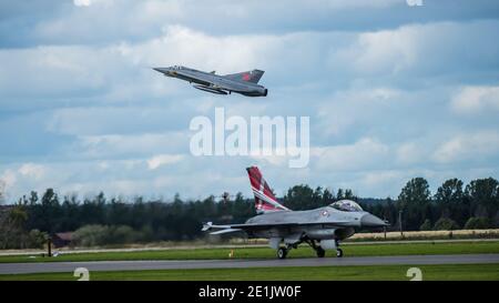 Uppsala, Uppsala län/Schweden - 08/25/2018: Schwedischer J35 Draken und dänischer F16 Kampffalke in Aktion: Ein Flypast oder Überflug mit dem zurückgezogenen S Stockfoto