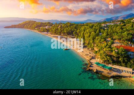 Platis Gialos Strand in Argostoli auf der Insel Kefalonia in Griechenland. Spektakulärer Blick über den Strand von Platis Gialos bei Lassi, Argostoli. Platis Gialos beac Stockfoto