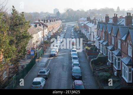 Blick auf die Park Hill Road von der alten Eisenbahnbrücke in Harborne, Birmingham, Großbritannien an einem frostigen nebligen Morgen Stockfoto