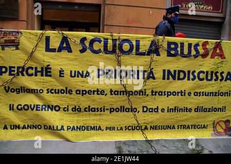Heute sollten alle Schulen aller Klassen und Niveaus im gesamten Gebiet Kampaniens wieder geöffnet werden, wie vom Bildungsministerium angeordnet. Das Dekret Nummer 1 der Region Kampanien, hat die Eröffnung für Kindergarten und die ersten beiden Klassen der Grundschule auf den Tag verschoben 11 Januar. Die anderen Klassen der Grundschule wird den Tag 18 Januar eingeben. Schließlich die Mittelschulen und Gymnasien am Tag 25 Januar.Protest der Lehrer und Schüler vor den Büros der Region Kampanien . Sie beklagen sich über die zu lange Schließung von Schulen und das Fehlen von Fu Stockfoto