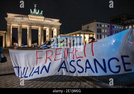 Berlin, Deutschland. Januar 2021. Menschen demonstrieren vor dem Brandenburger Tor für die Freilassung von Wikileaks-Gründer Assange. Das Londoner Gericht hat den Antrag der Verteidigung abgelehnt, den Wikileaks-Gründer auf Kaution oder unter Hausarrest aus dem Hochsicherheitsgefängnis Belmarsh freizulassen. Quelle: Christophe Gateau/dpa/Alamy Live News Stockfoto
