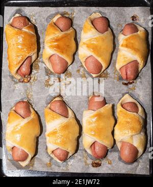 Draufsicht. Hot gebackene Hot Dogs auf einem Backblech. Kochen im Ofen. Stockfoto
