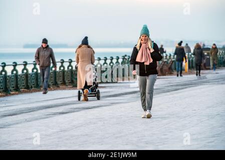 Brighton, 7. Januar 2021: Bewohner von Hove genießen heute Morgen einen Spaziergang bei eisigen Bedingungen an der Küste Stockfoto