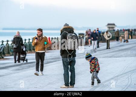 Brighton, 7. Januar 2021: Bewohner von Hove genießen heute Morgen einen Spaziergang bei eisigen Bedingungen an der Küste Stockfoto