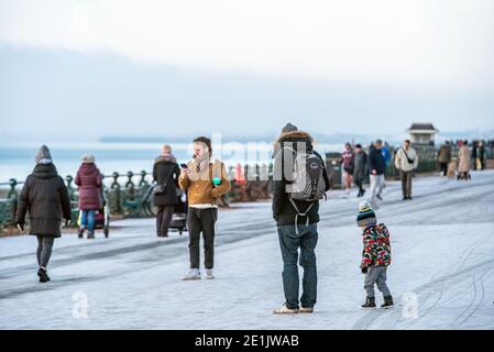 Brighton, 7. Januar 2021: Bewohner von Hove genießen heute Morgen einen Spaziergang bei eisigen Bedingungen an der Küste Stockfoto