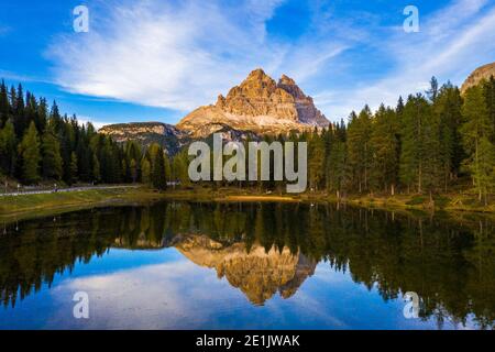 Antenne drone mit Blick auf den See (Lago di Antorno Antorno) in den Dolomiten gelegen, Provinz Belluno, Italien. Lago Antorno, Drei Zinnen von Lavaredo, See Ein Stockfoto