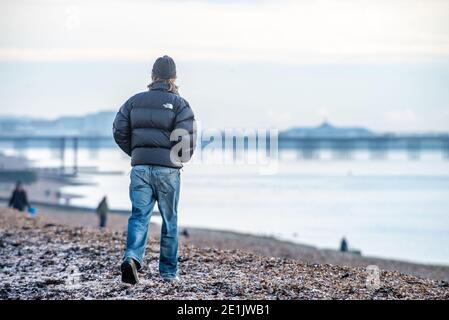 Brighton, 7. Januar 2021: Bewohner von Hove genießen heute Morgen einen Spaziergang bei eisigen Bedingungen an der Küste Stockfoto