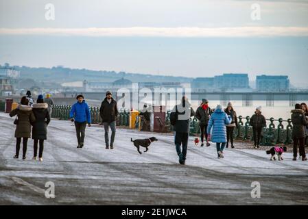 Brighton, 7. Januar 2021: Bewohner von Hove genießen heute Morgen einen Spaziergang bei eisigen Bedingungen an der Küste Stockfoto