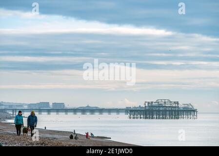 Brighton, 7. Januar 2021: Bewohner von Hove genießen heute Morgen einen Spaziergang bei eisigen Bedingungen an der Küste Stockfoto